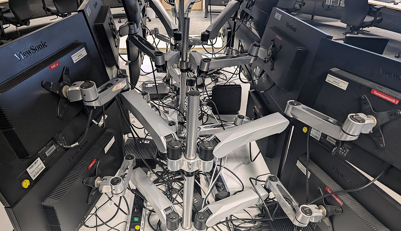 Ruang kontrol dengan banyak monitor untuk memantau sistem gedung