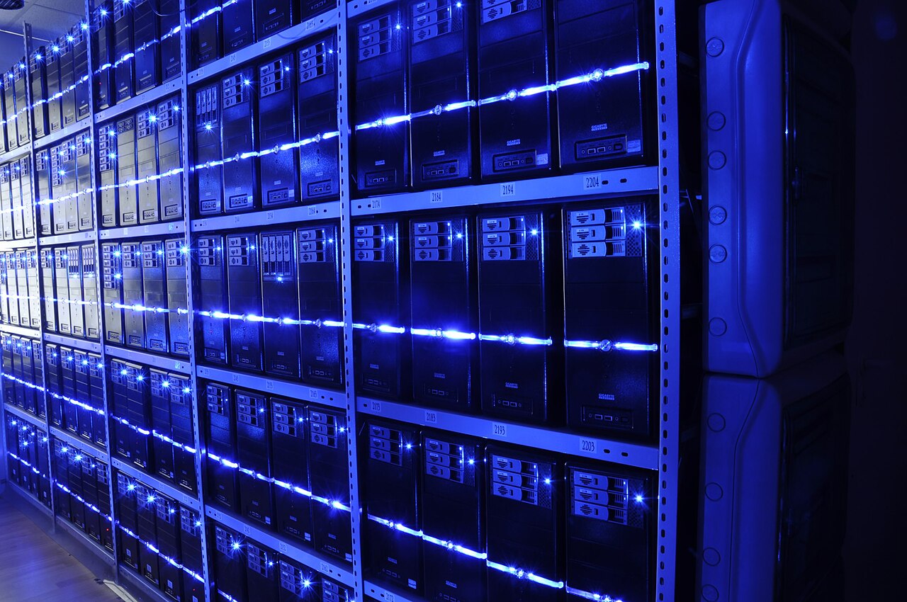 Ruang server dan infrastruktur jaringan kantor yang mendukung internet cadangan