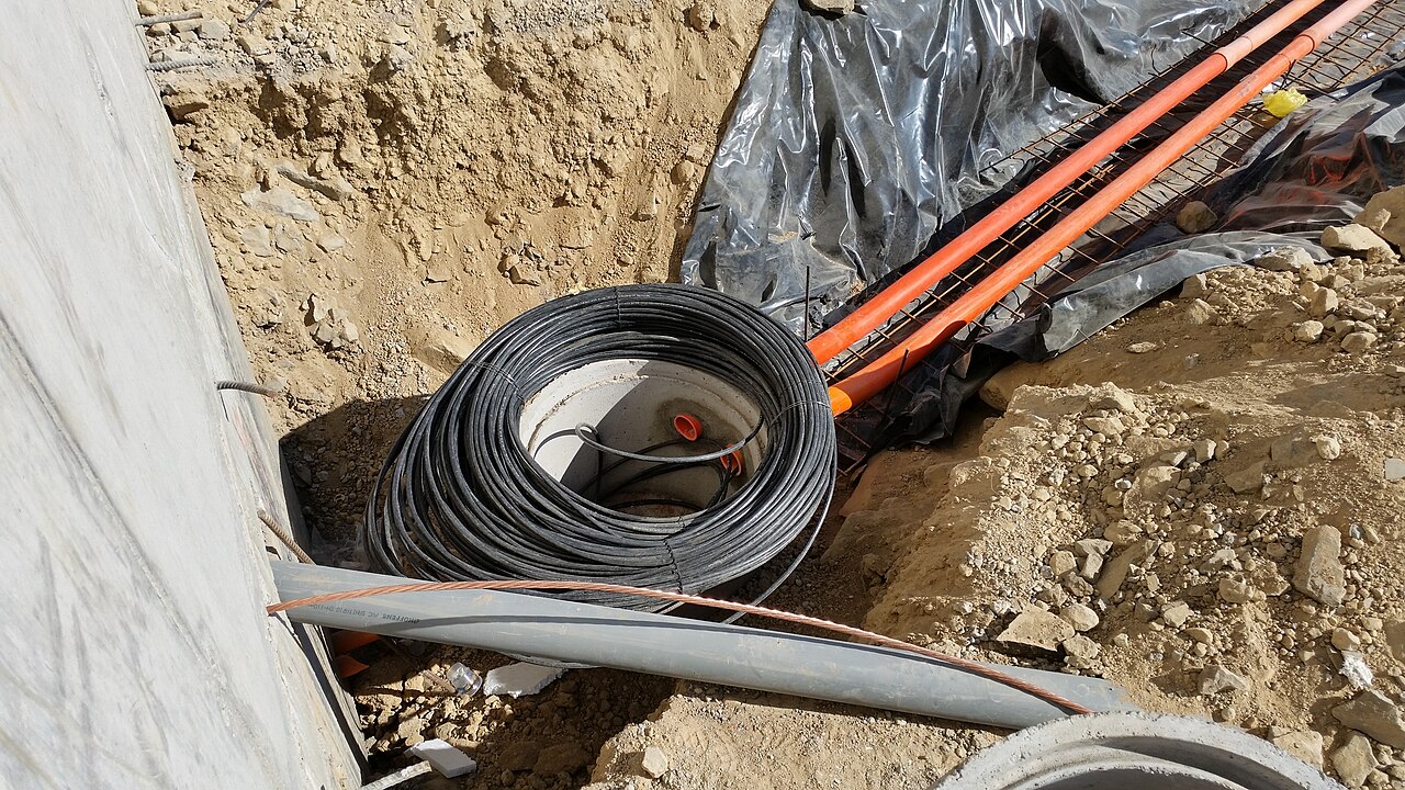Teknisi memasang kabel fiber optic di lokasi proyek