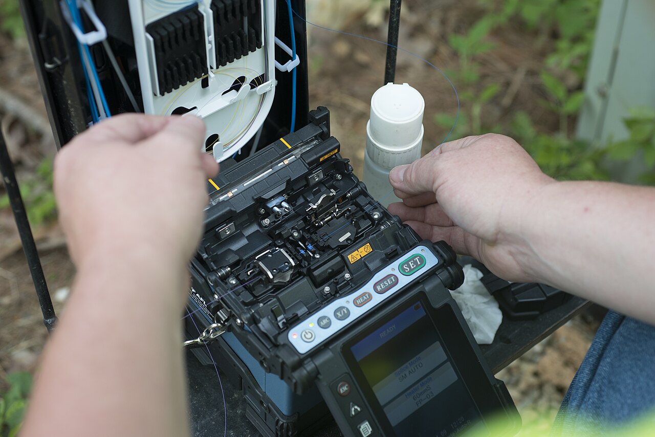 Teknisi melakukan fusion splicing pada kabel fiber optic
