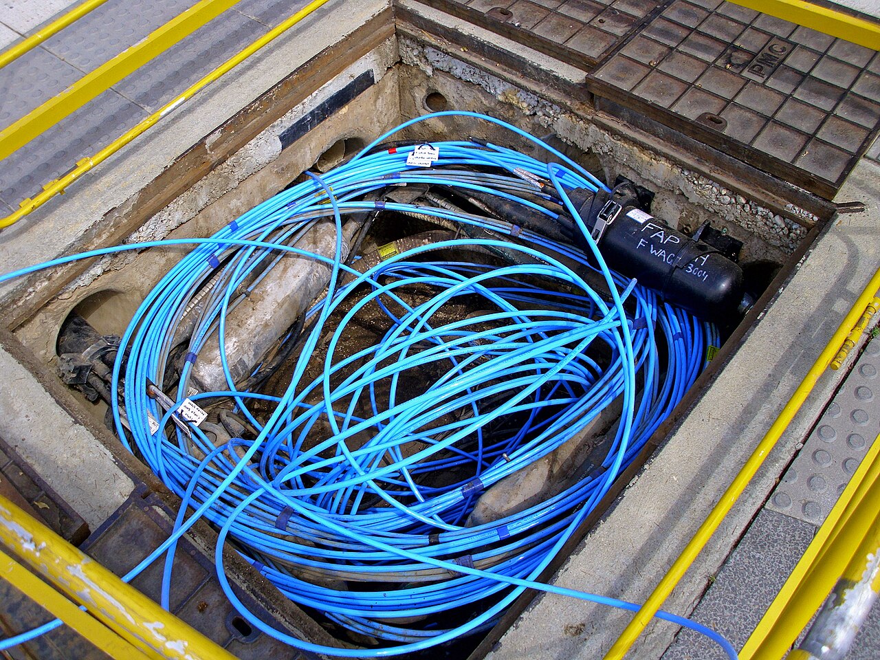 Kabel fiber optic terinstal di pit bawah tanah pada proyek jaringan luar ruangan