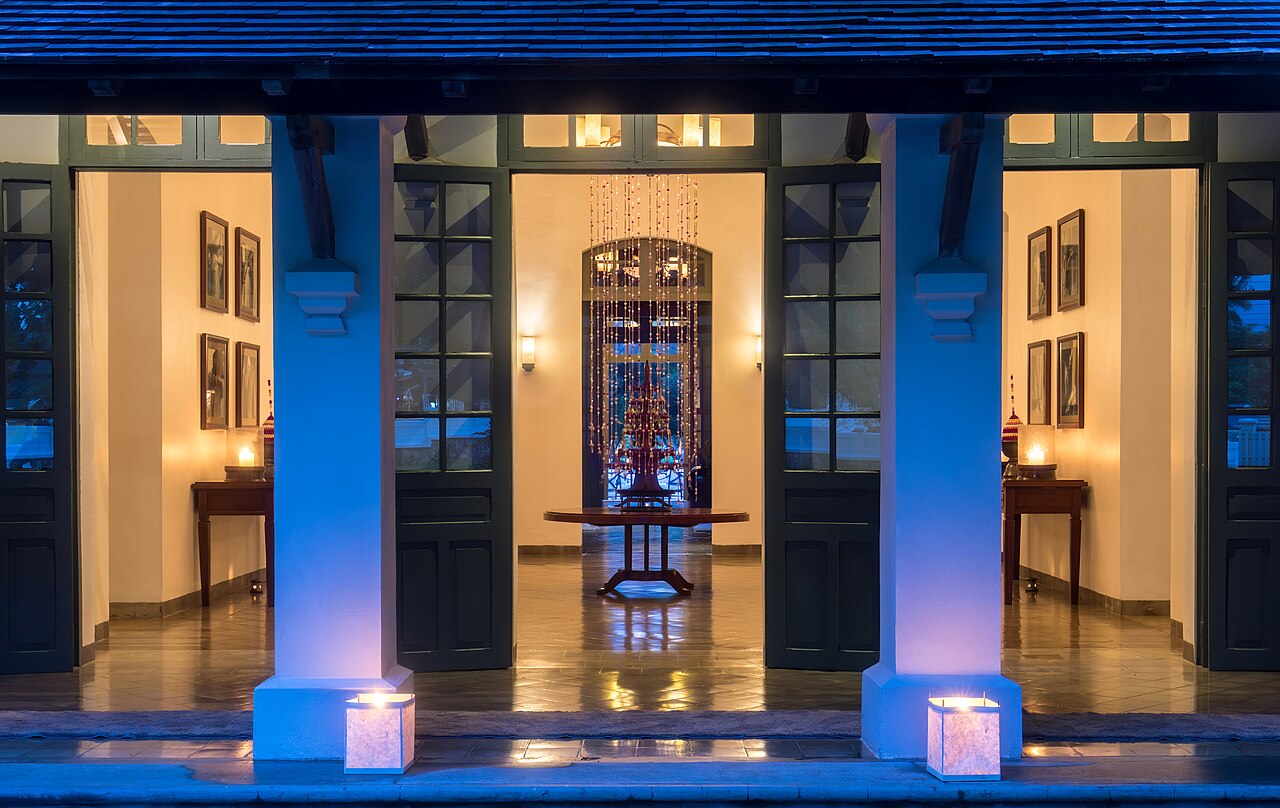 Lobi hotel yang nyaman dengan jaringan WiFi merata untuk tamu