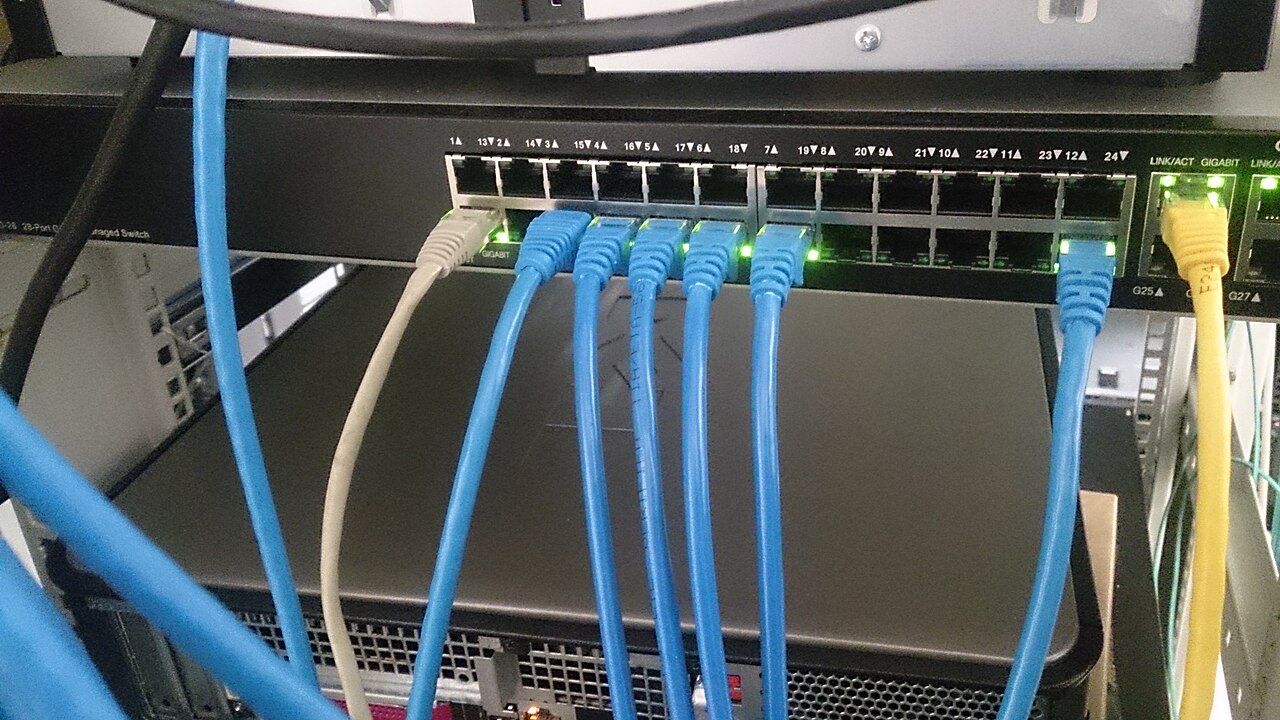 Kabel jaringan dan switch di ruang server kantor