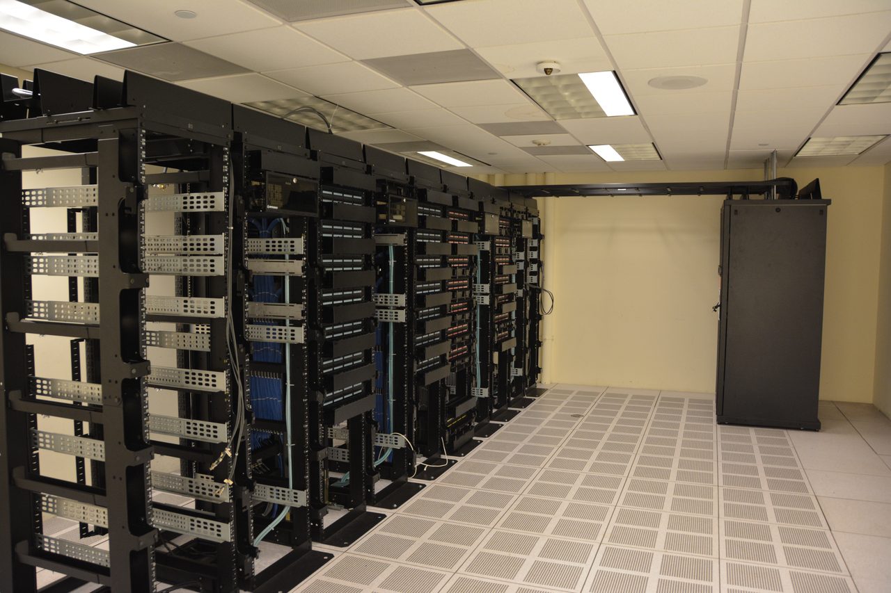 Ruang data center dengan deretan rak server