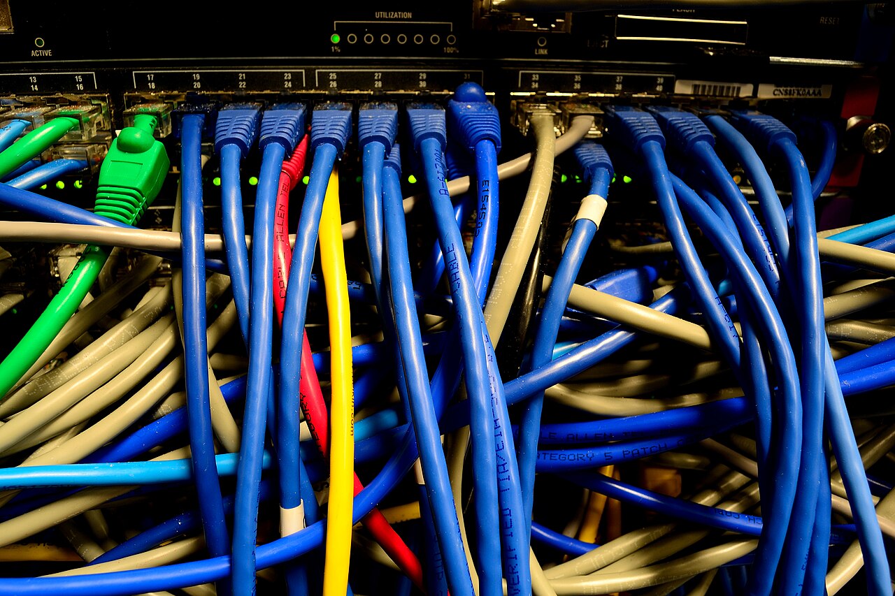 Switch jaringan Ethernet di rak server yang mengatur lalu lintas data kantor