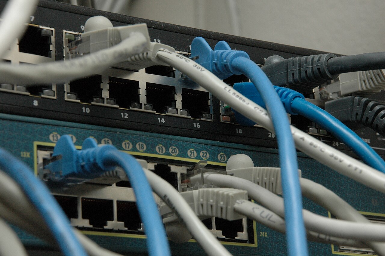Switch jaringan dan panel patch di rak server kantor