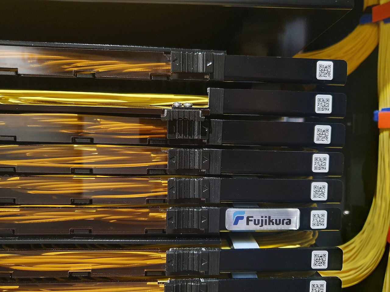 Kabel serat optik yang digunakan pada jaringan telekomunikasi modern