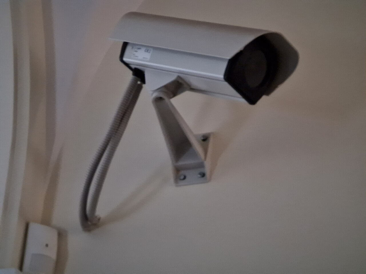 Kamera CCTV terpasang di dinding gedung