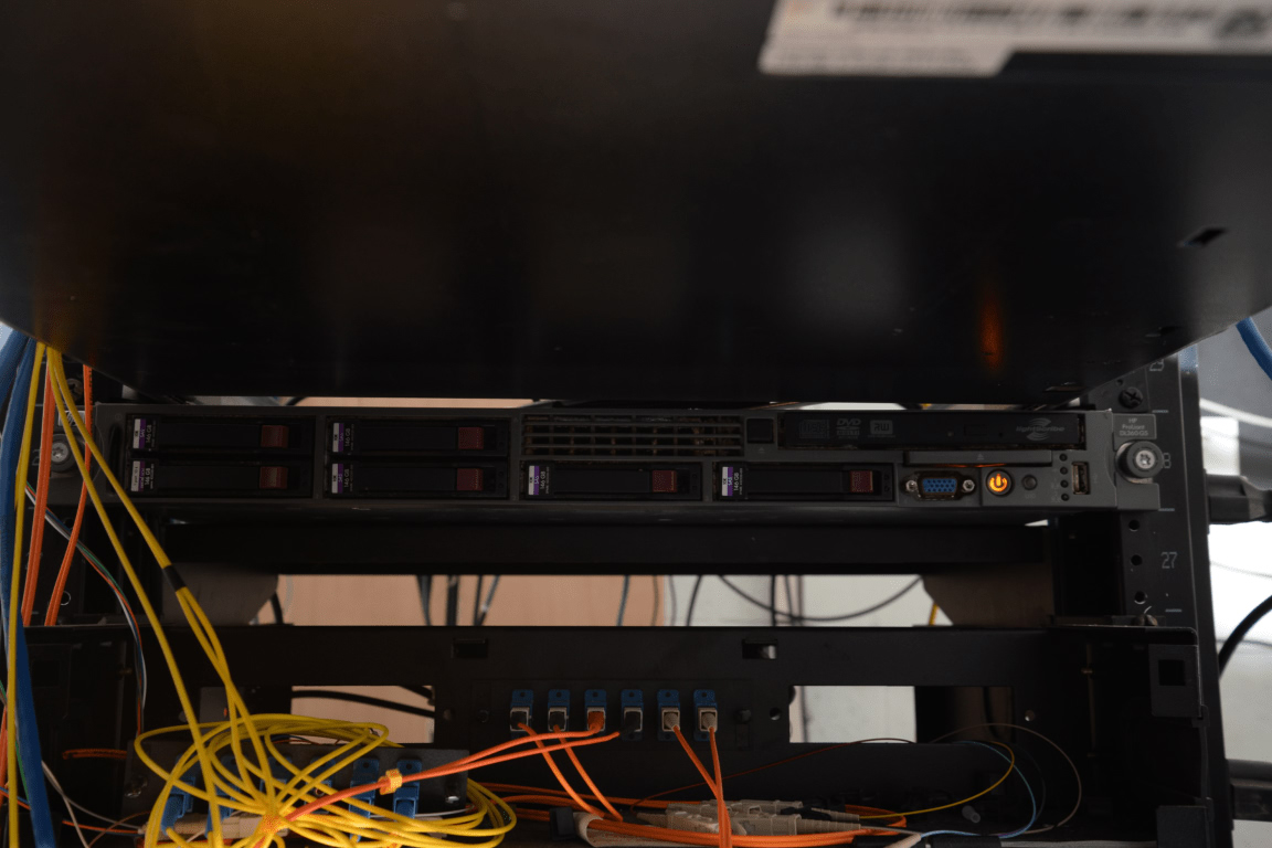 Rak server dengan kabel jaringan yang tertata rapi