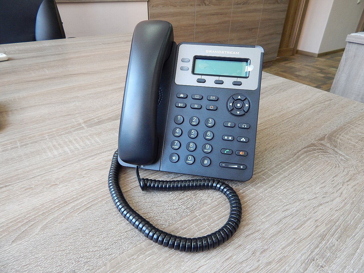 Telepon IP di meja kerja kantor modern
